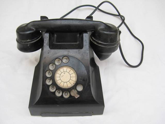 VINTAGE : BAKELITE TELEPHONE : **NOTE - DIAL IS STUCK** : GOOD FOR DISPLAY OR PROP