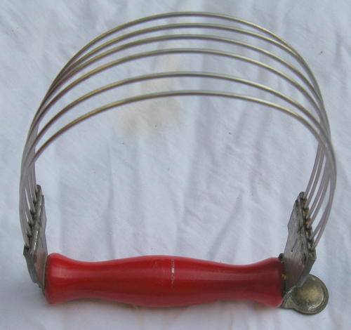 PASTRY BLENDING : NUTBROWN : STAINLESS STEEL WIRES : MADE IN ENGLAND : WOODEN HANDLE (RED) :