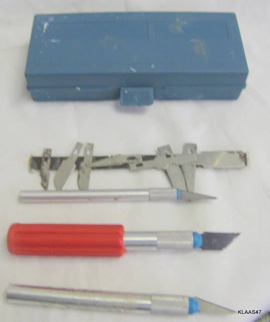 CUTTING SET : THREE HOLDERS - 1 GRIP - VARIOUS BLADES : IN A PLASTIC CASE