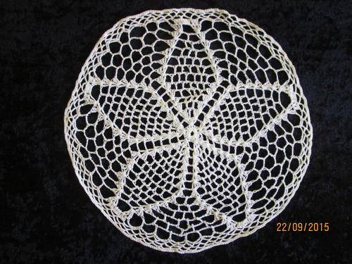 24cm Round white Doillie