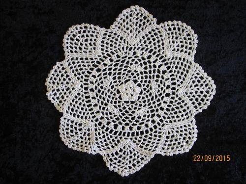 22cm Round white Doillie