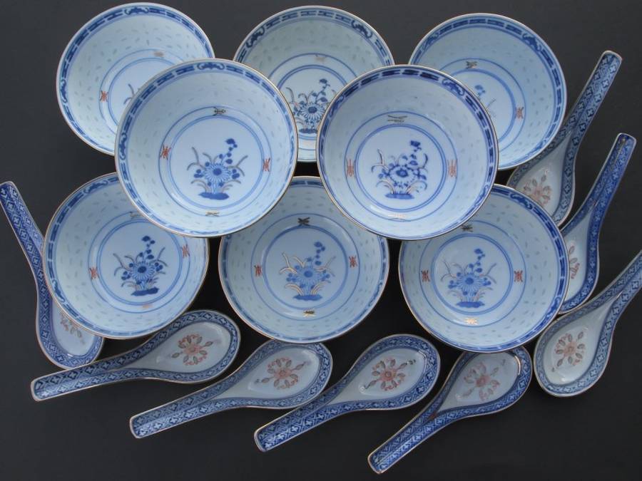 8 Chinese soup Bowls and spoons. Gorgeous pattern, very good condition