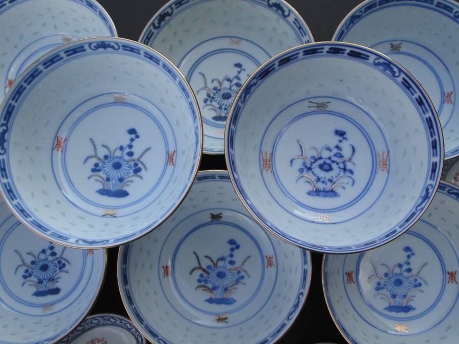 8 Chinese soup Bowls and spoons. Gorgeous pattern, very good condition