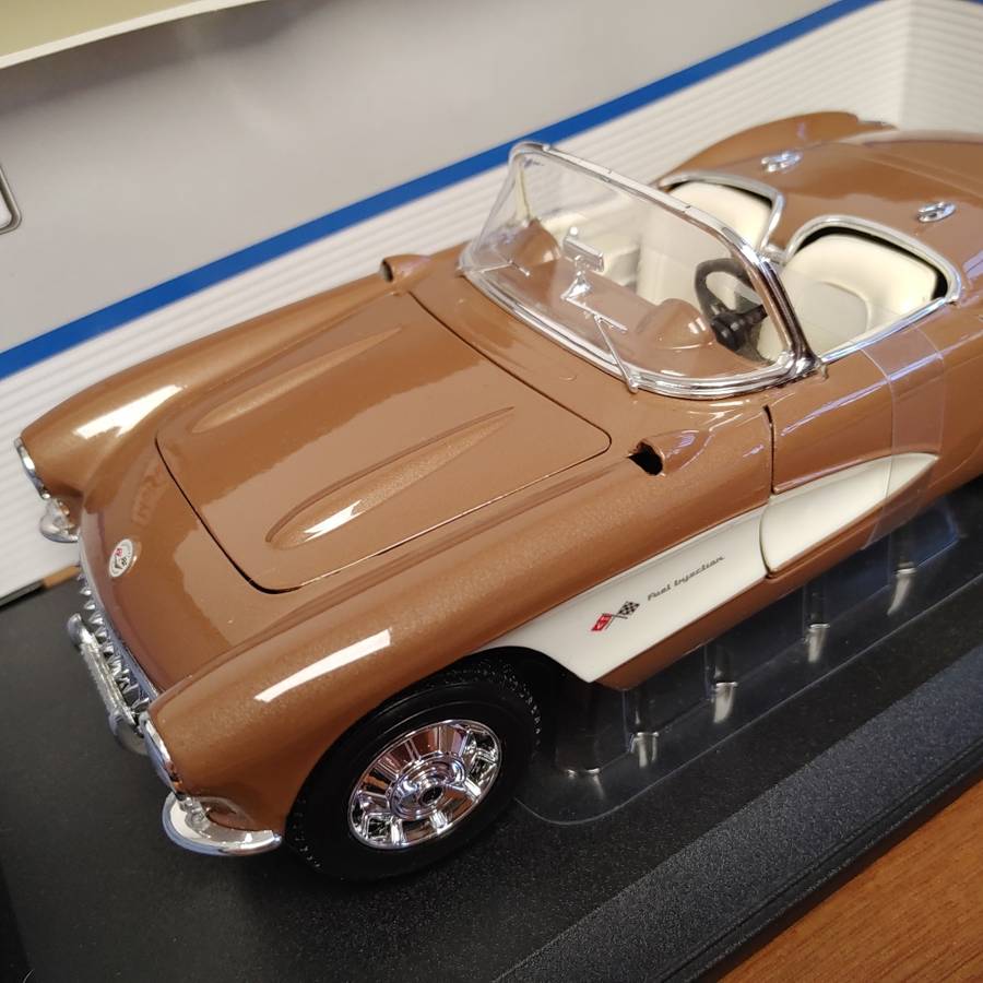 1957 CHEVROLET CORVETTE 1:18 by Maisto