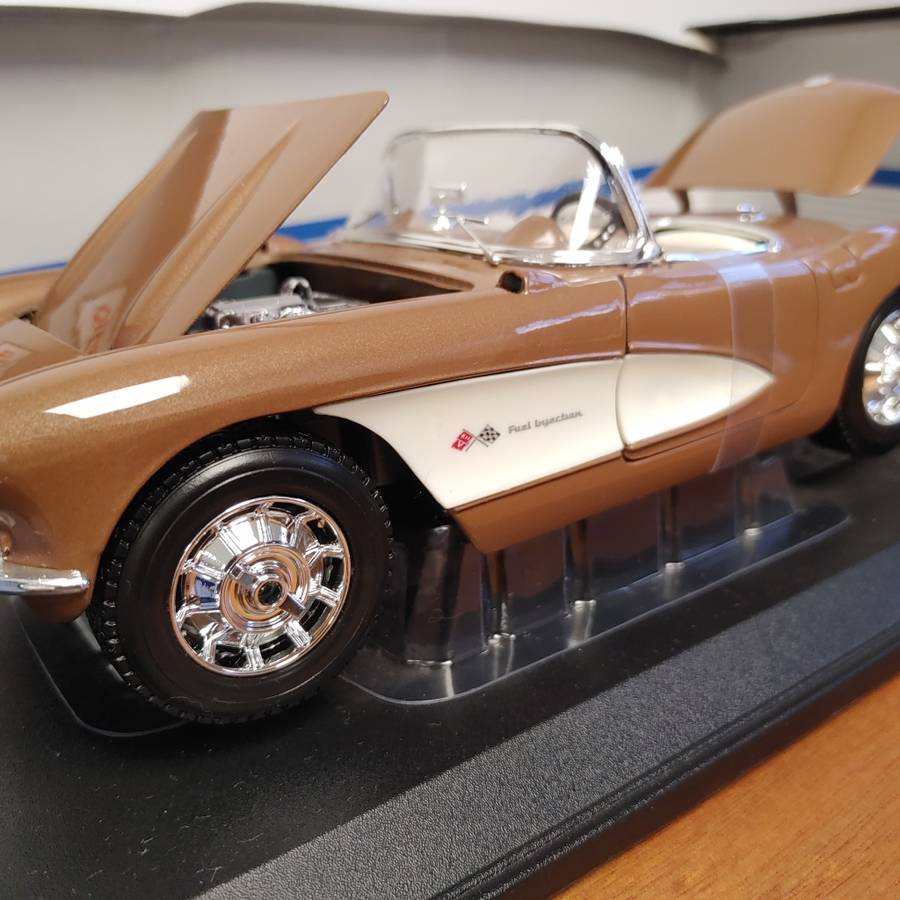 1957 CHEVROLET CORVETTE 1:18 by Maisto