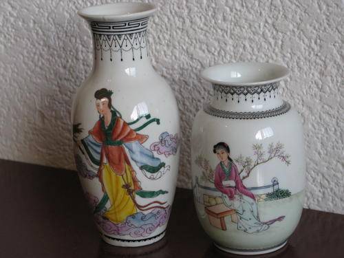 2 vintage vases from Japan. Height 16 and 12 cm.