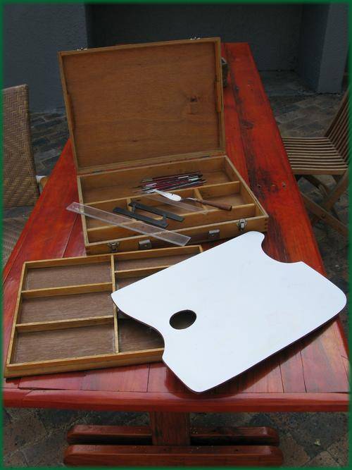 Artist carry case paint box. With lovely brushes a palette and palette knife - BARGAIN!