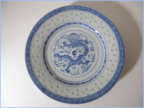 Chinese 'Rice' pattern medium size 20.5cm plate. Blue & White