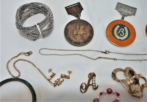 A Mixed Bag of Costume Jewellery and Accessories 541
