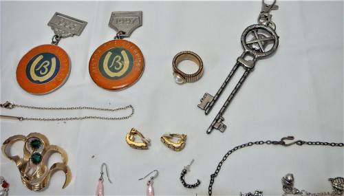 A Mixed Bag of Costume Jewellery and Accessories 541