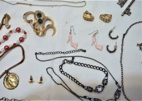 A Mixed Bag of Costume Jewellery and Accessories 541