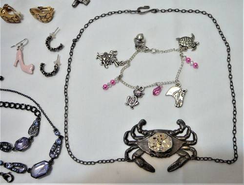 A Mixed Bag of Costume Jewellery and Accessories 541