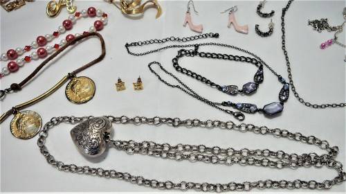 A Mixed Bag of Costume Jewellery and Accessories 541
