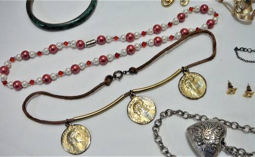 A Mixed Bag of Costume Jewellery and Accessories 541