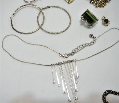 A Mixed Bag of Costume Jewellery and Accessories 363