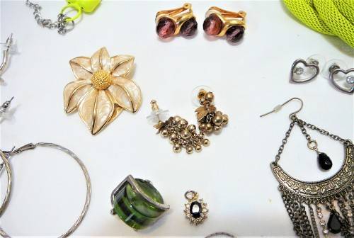 A Mixed Bag of Costume Jewellery and Accessories 363