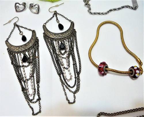 A Mixed Bag of Costume Jewellery and Accessories 363