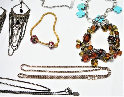 A Mixed Bag of Costume Jewellery and Accessories 363