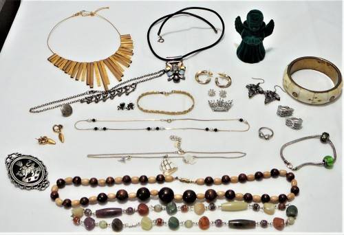 A Mixed Bag of Costume Jewellery and Accessories 361