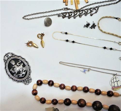 A Mixed Bag of Costume Jewellery and Accessories 361