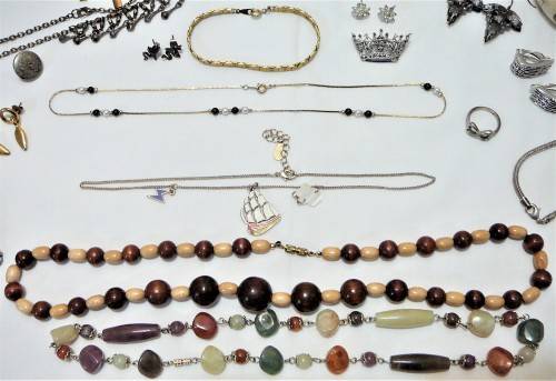A Mixed Bag of Costume Jewellery and Accessories 361