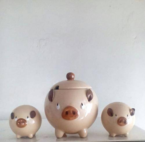 Cutest three piggies cruet set, salt and pepper and jam/sugar bowl.