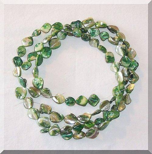 Mother of pearl irregular hoof bead GREEN string, 9-18mm . 38cm string