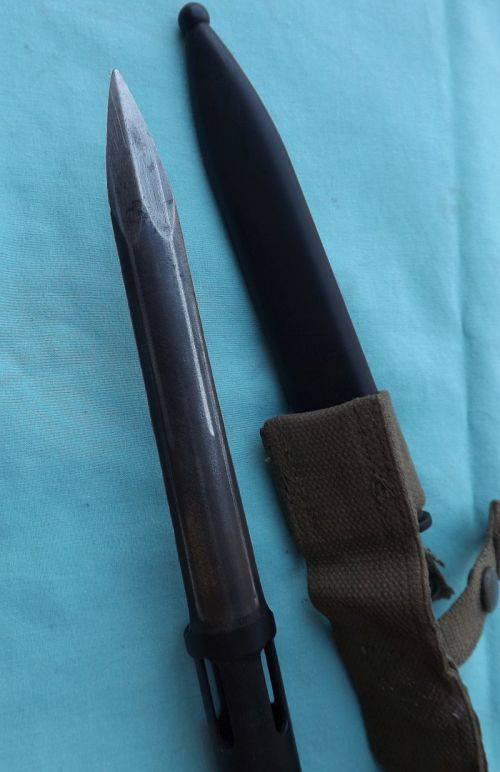 SA Army(SADF)  R1/FN Bayonet with METAL scabbard  -- EXCELLENT