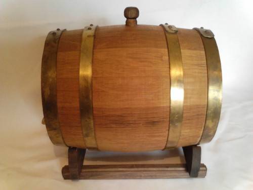 STUNNING OAK WINE BARREL WITH BARREL HOLDER IN PERFECT CONDITION, GREAT PIECE FOR YOUR BAR!!!!