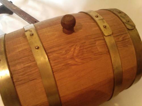 STUNNING OAK WINE BARREL WITH BARREL HOLDER IN PERFECT CONDITION, GREAT PIECE FOR YOUR BAR!!!!