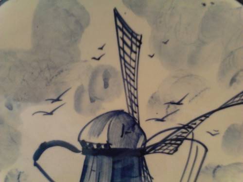 BEAUTIFUL HANDPAINTED WALL PORCELAIN PLATE, IN PERFECT CONDITION, PLEASE SEE BELOW - GOOD VALUE.