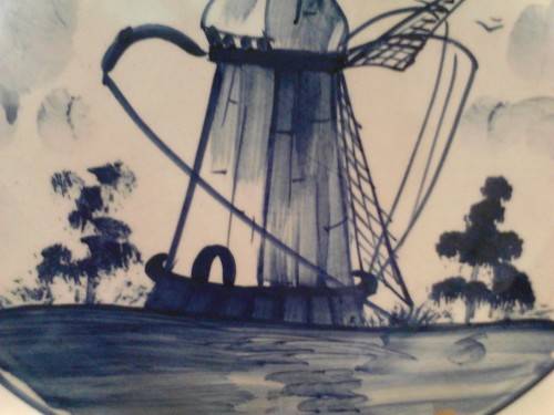 BEAUTIFUL HANDPAINTED WALL PORCELAIN PLATE, IN PERFECT CONDITION, PLEASE SEE BELOW - GOOD VALUE.