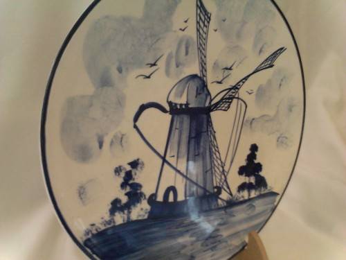 BEAUTIFUL HANDPAINTED WALL PORCELAIN PLATE, IN PERFECT CONDITION, PLEASE SEE BELOW - GOOD VALUE.