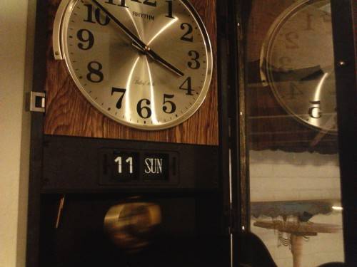 BEAUTIFUL RHYTHM DATE & TIME WALL CLOCK IN PERFECT WORKING CONDITION, PLEASE SEE BELOW.