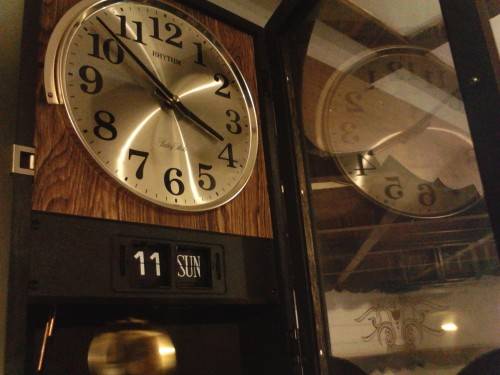 BEAUTIFUL RHYTHM DATE & TIME WALL CLOCK IN PERFECT WORKING CONDITION, PLEASE SEE BELOW.
