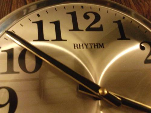 BEAUTIFUL RHYTHM DATE & TIME WALL CLOCK IN PERFECT WORKING CONDITION, PLEASE SEE BELOW.