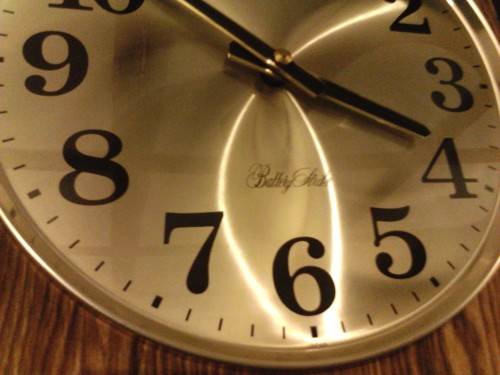 BEAUTIFUL RHYTHM DATE & TIME WALL CLOCK IN PERFECT WORKING CONDITION, PLEASE SEE BELOW.