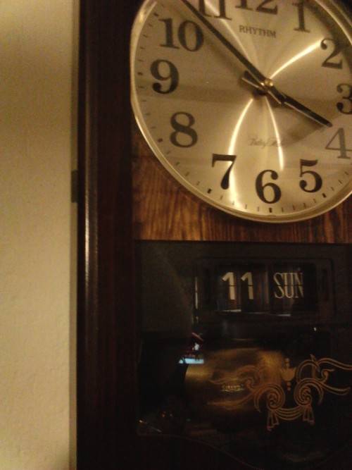 BEAUTIFUL RHYTHM DATE & TIME WALL CLOCK IN PERFECT WORKING CONDITION, PLEASE SEE BELOW.