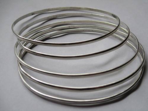 5 x STERLING SILVER 2mm BANGLES IN VERY GOOD COND.-WEIGH 21.3g, BID PER BANGLE TO TAKE ALL-SEE BELOW