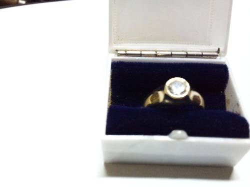 BEAUTIFUL SOLID 9ct YELLOW GOLD CZ RING - MARKET PRICE R2800 - SEE BELOW.