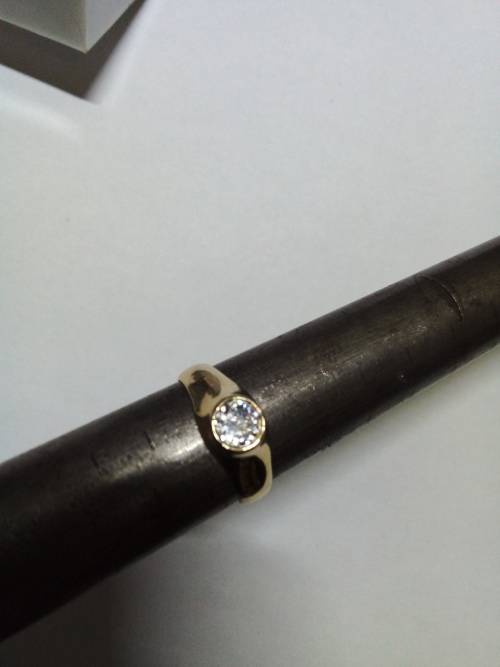 BEAUTIFUL SOLID 9ct YELLOW GOLD CZ RING - MARKET PRICE R2800 - SEE BELOW.