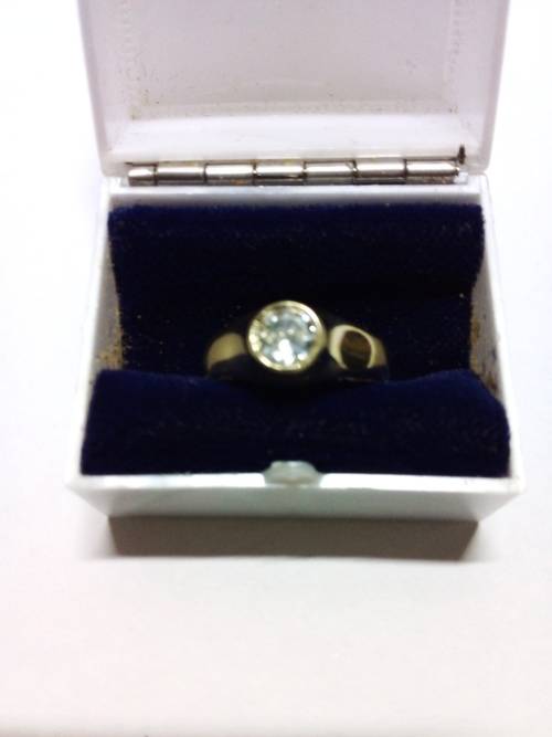 BEAUTIFUL SOLID 9ct YELLOW GOLD CZ RING - MARKET PRICE R2800 - SEE BELOW.