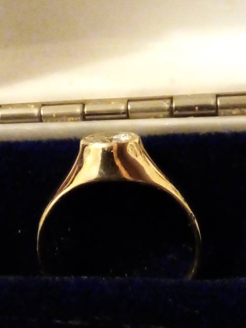 BEAUTIFUL SOLID 9ct YELLOW GOLD CZ RING - MARKET PRICE R2800 - SEE BELOW.