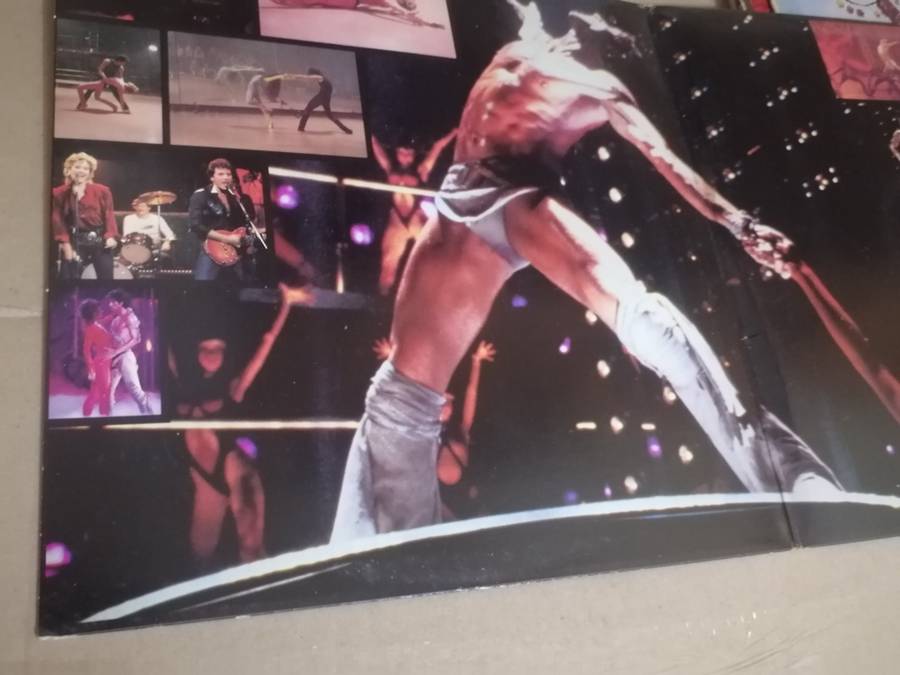 STAYING ALIVE (ORIGINAL PICTURE SOUNDTRACK) - VINYL IN EXCELLENT CONDITION - SEE BELOW FOR INFO.