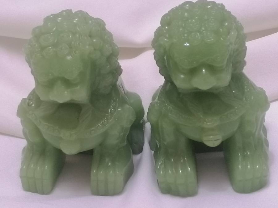 STUNNING VINTAGE - 2x CARVED JADE GREEN TEMPLE CHINESE FOO DOGS - GREAT VALUE - PLEASE READ BELOW.