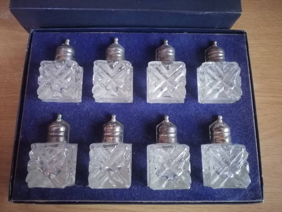 VINTAGE - LOT OF 8 SALT AND PEPPER SHAKERS - PLEASE READ BELOW.