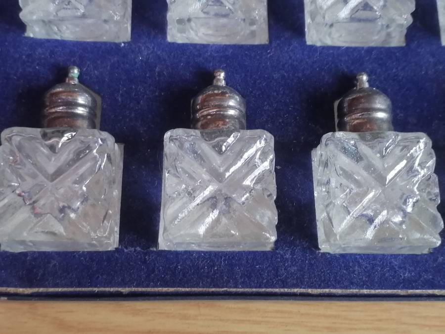 VINTAGE - LOT OF 8 SALT AND PEPPER SHAKERS - PLEASE READ BELOW.
