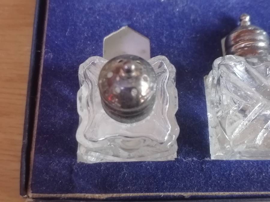VINTAGE - LOT OF 8 SALT AND PEPPER SHAKERS - PLEASE READ BELOW.