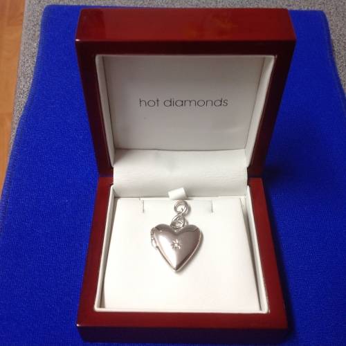 HOT DIAMONDS Sterling Silver & Diamond Heart Locket! MUST SEE!
