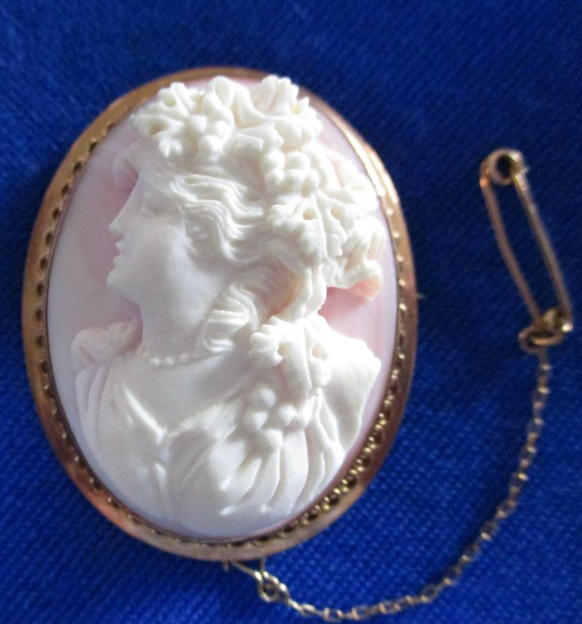 Solid 9 Carat Gold Antique Pink and White Shell Cameo Brooch!